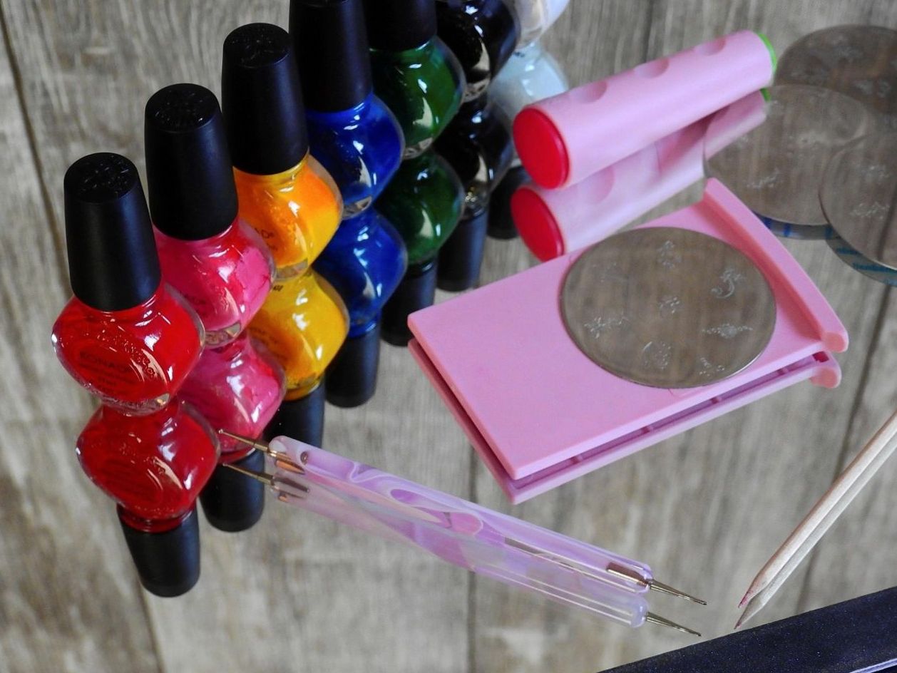 Olivia Fern — Senior Nail Artist